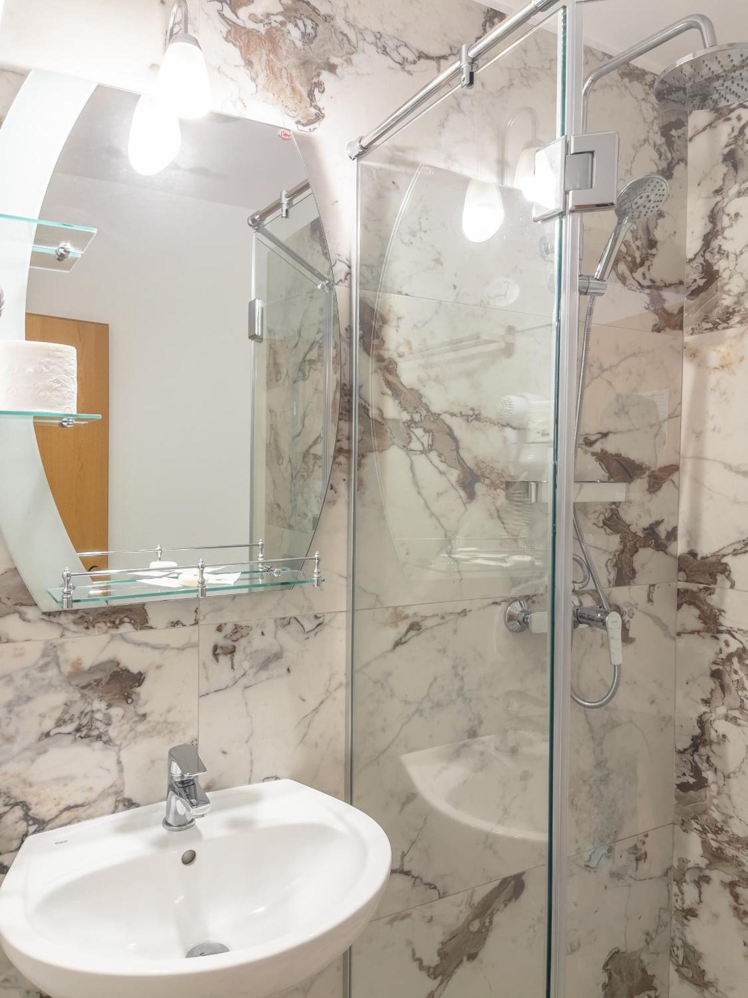 Hotel Eden Сибиу Экстерьер фото