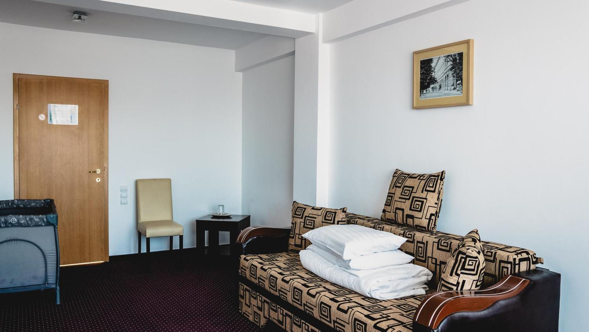 Hotel Eden Сибиу Экстерьер фото